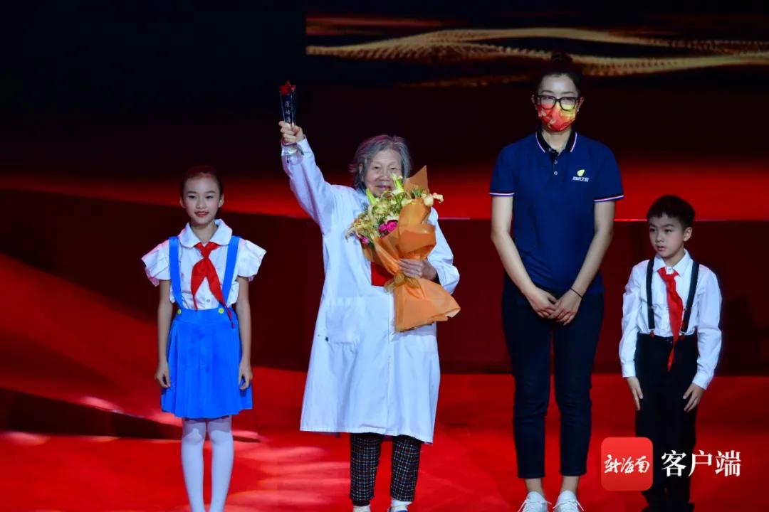 满满的感动!今晚,他们是海南最亮的星