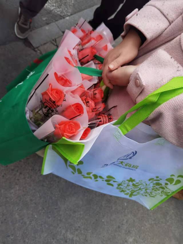 东新园解封！现场有人送来了88朵玫瑰