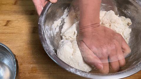 水煎包要想好吃，关键记住这两点，底部金黄，蓬松柔软，馅料鲜美