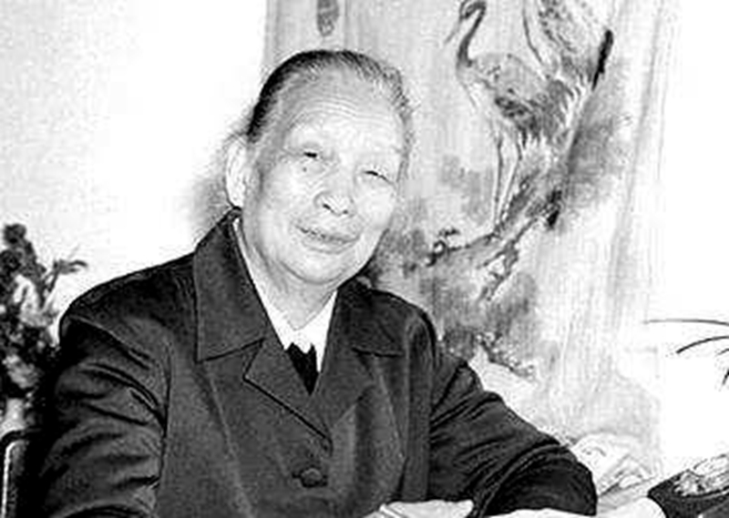 她曾担任广东省委书记，挽救了两位开国中将，66岁被重新启用