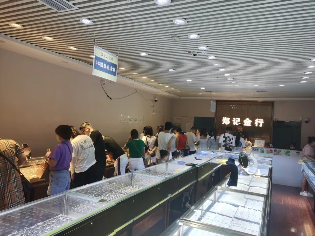 年轻人争相买金,年轻人掀起淘金潮