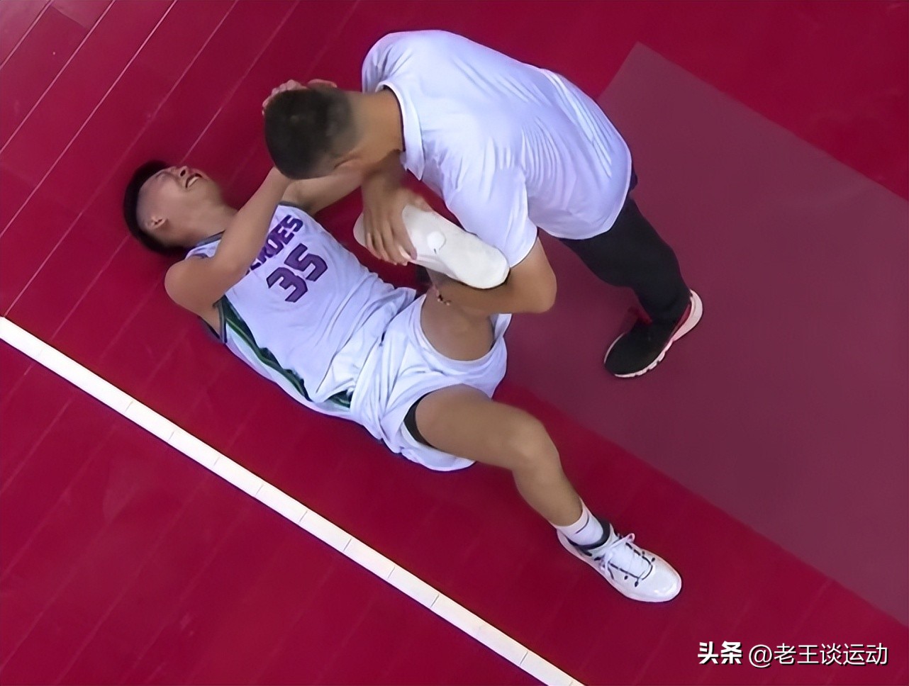 打篮球应该怎样才不容易抽筋,打篮球时脚抽筋应该怎么办