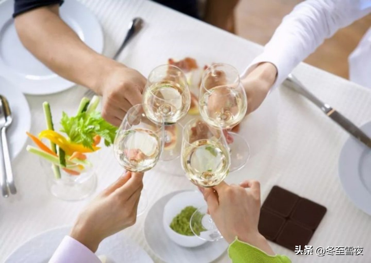 在酒桌上如何化解别人的劝酒,在酒桌上怎么化解别人的劝酒