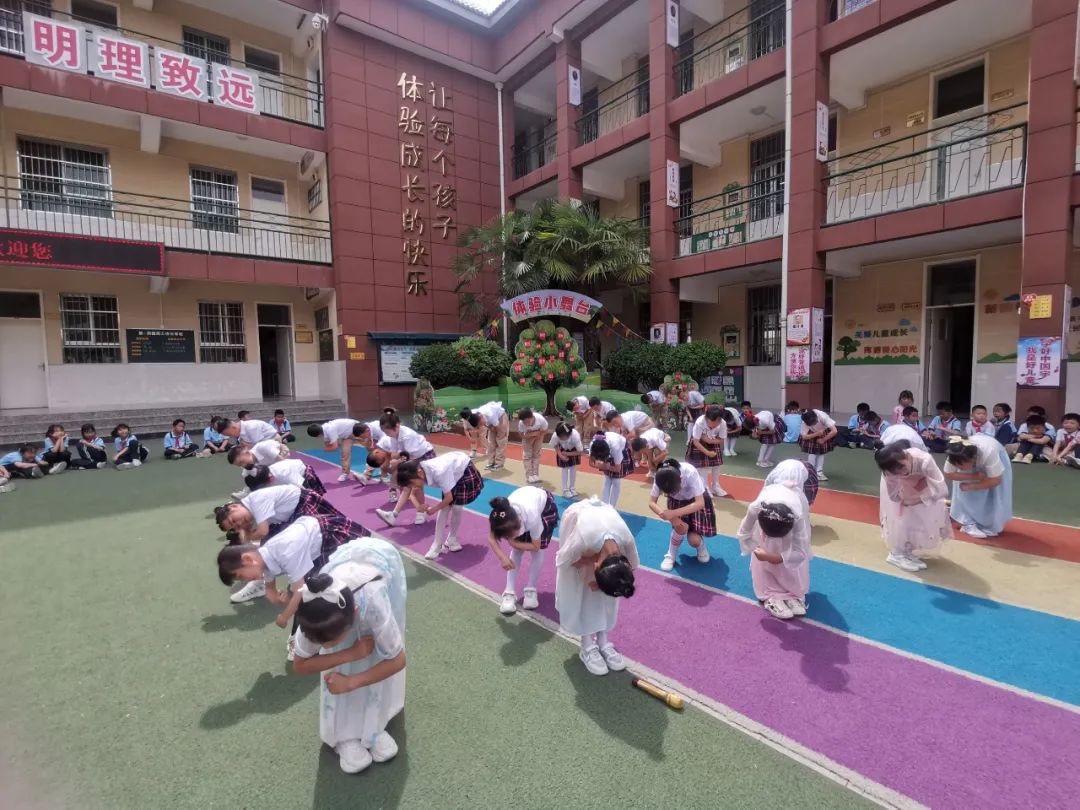 舞出勇气跳出自信——临渭区胜利小学开展“体验小舞台”梦想秀活动