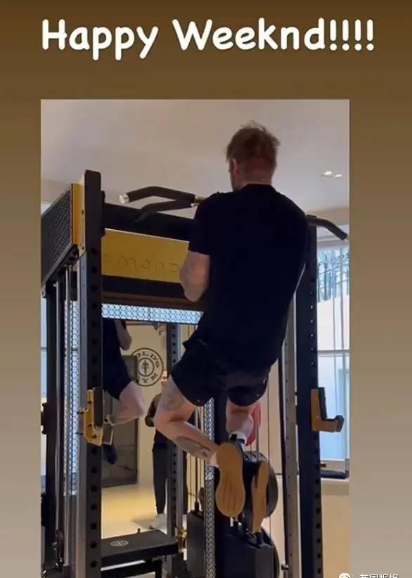 贝嫂狂晒48岁小贝半裸翘臀照，全球网友狂欢：谢嫂子带看男菩萨！