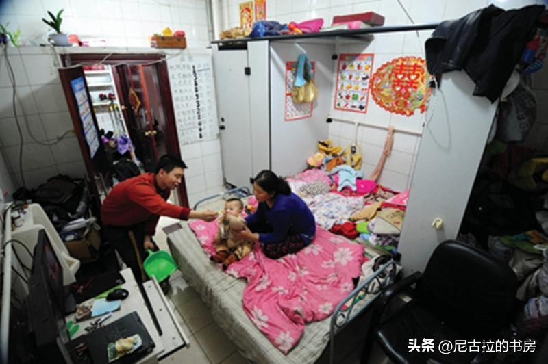 沈阳一小伙在公厕结婚生子，一住就是五年，如今孩子无法上学