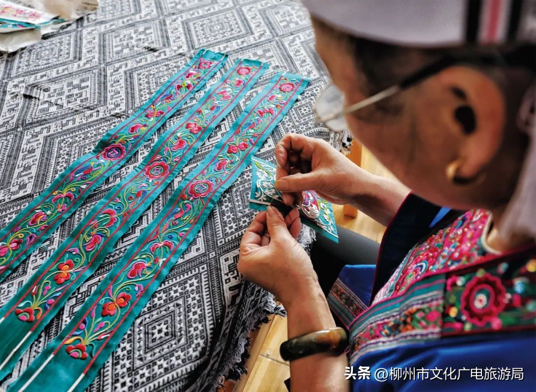 盛夏的风吹过茶园，穿过侗寨，在风情三江留恋不走~