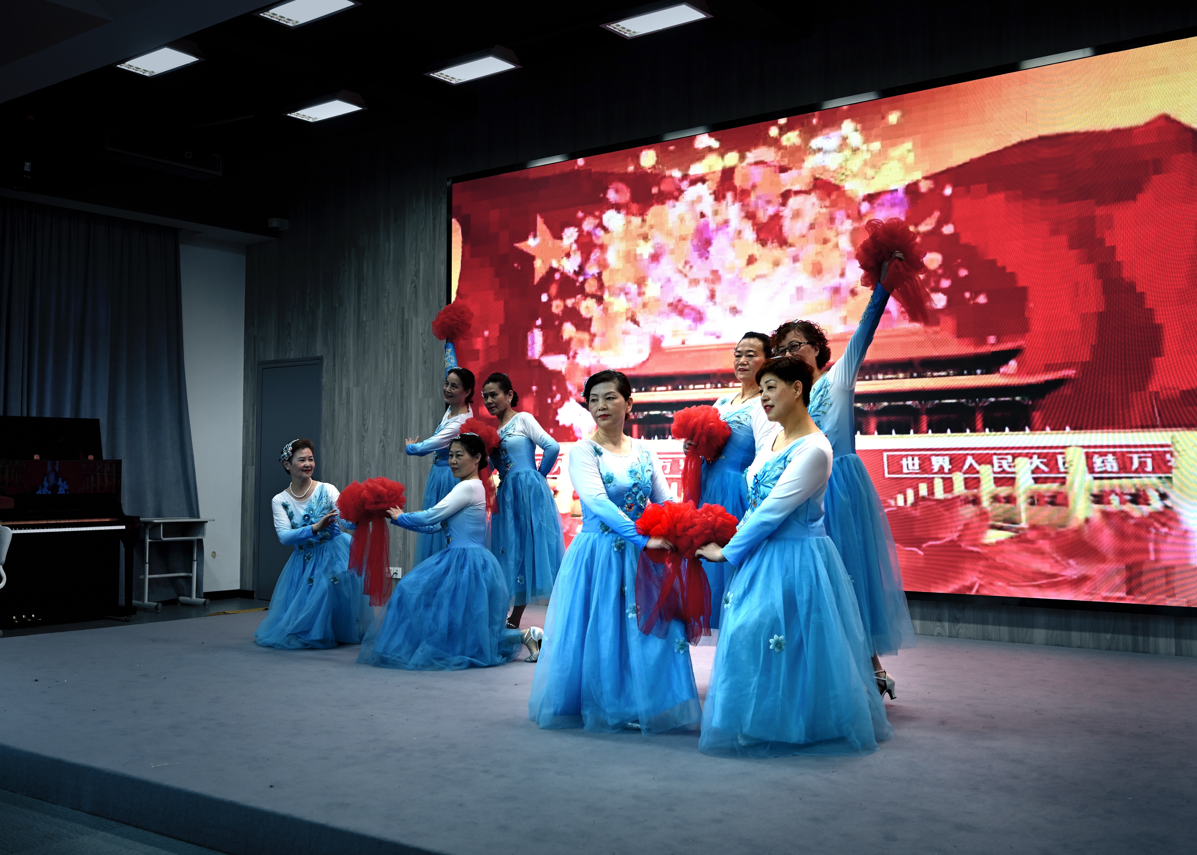 上海的老年人补贴在什么卡领取,上海的老年人相亲公园在哪