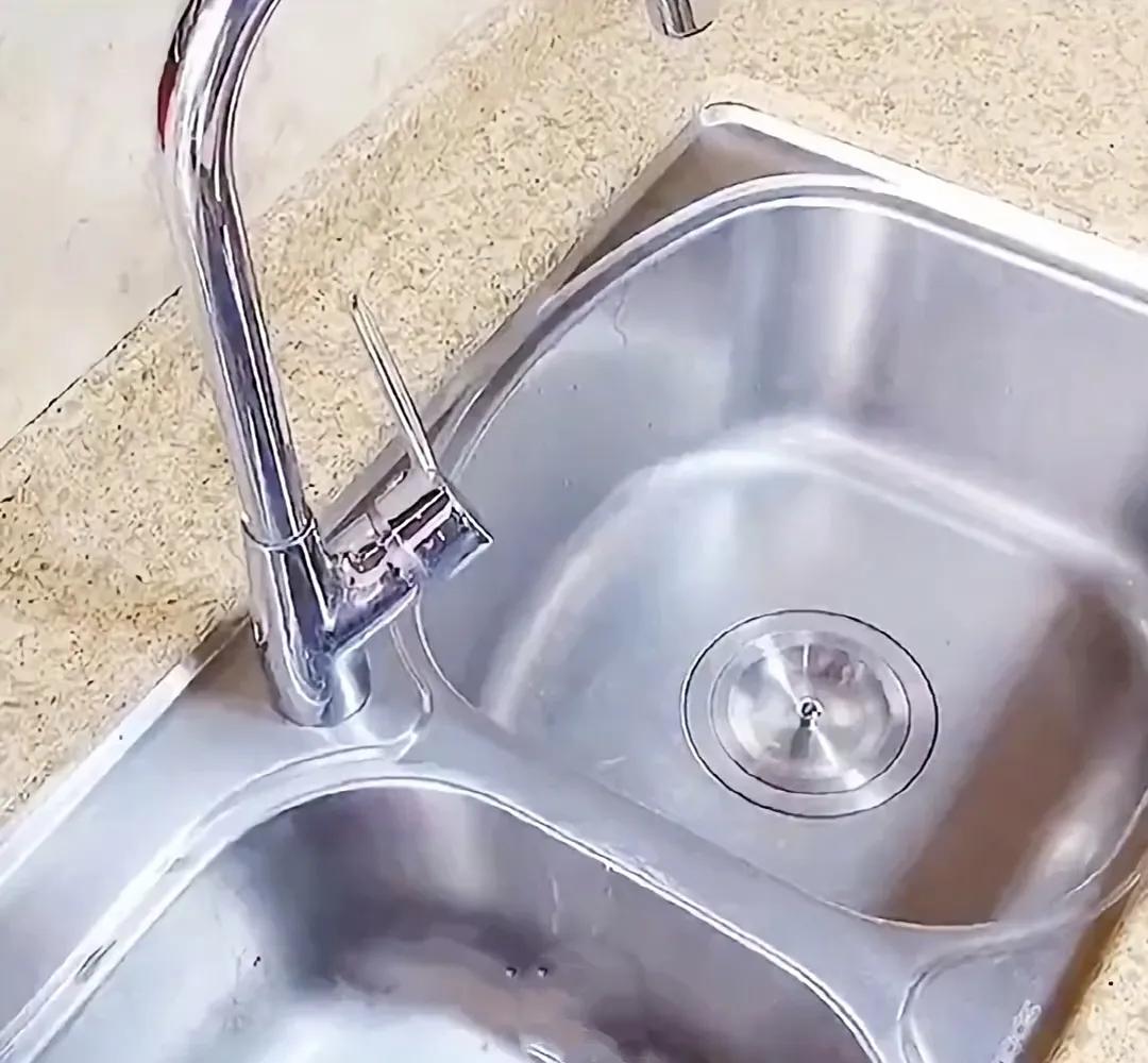 没有梯子怎么更换高处灯泡,不用梯子换高处的灯泡方法