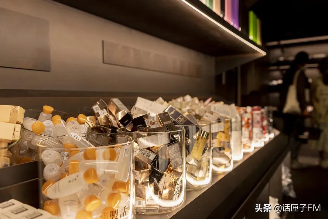 大牌化妆品小样“圈粉”年轻人：真假难辨维权难