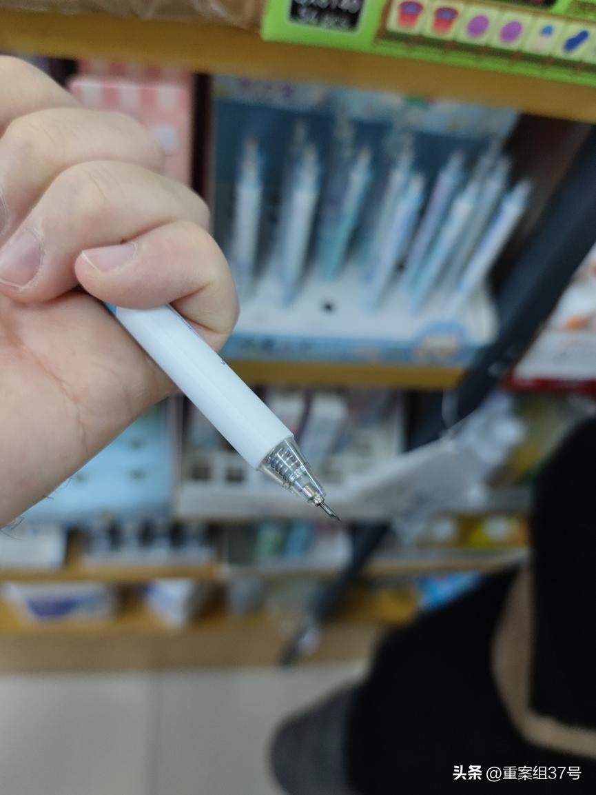 圆珠笔内暗藏真刀是真的吗,圆珠笔里藏真刀