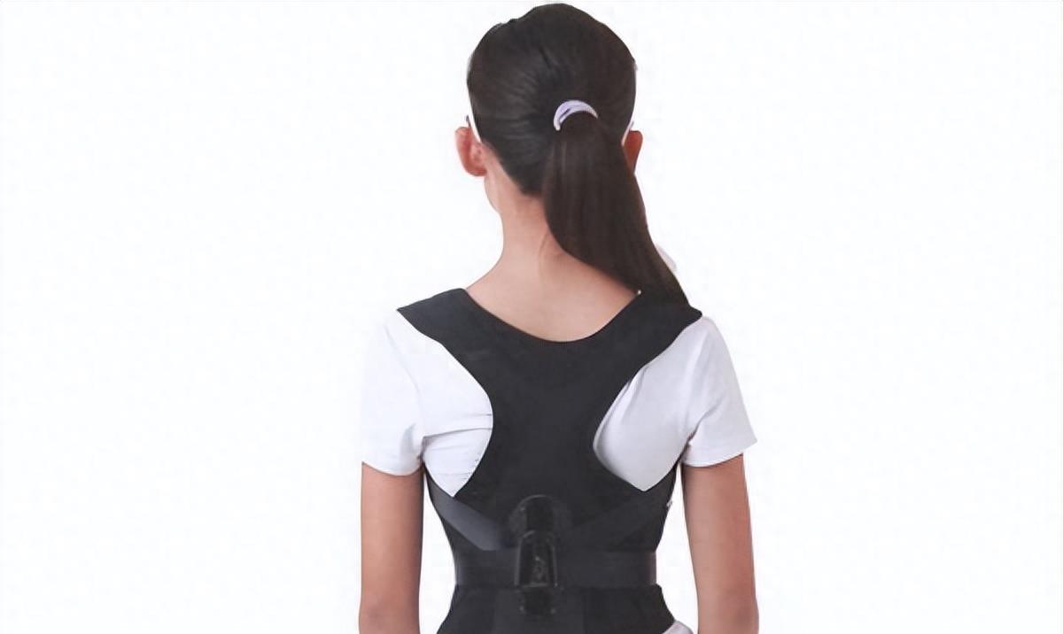 农村父母镰刀割麦子,收割父母