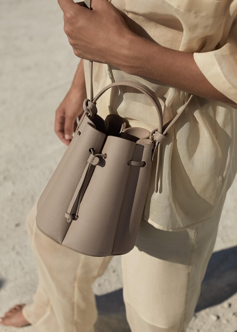 《艾蜜莉在巴黎2》Emily爱包盘点粉橘编织呼应渡假轻松氛围