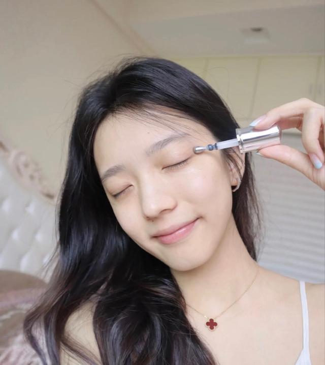 眼部精华和眼霜有什么区别吗,眼霜和眼精华有什么区别