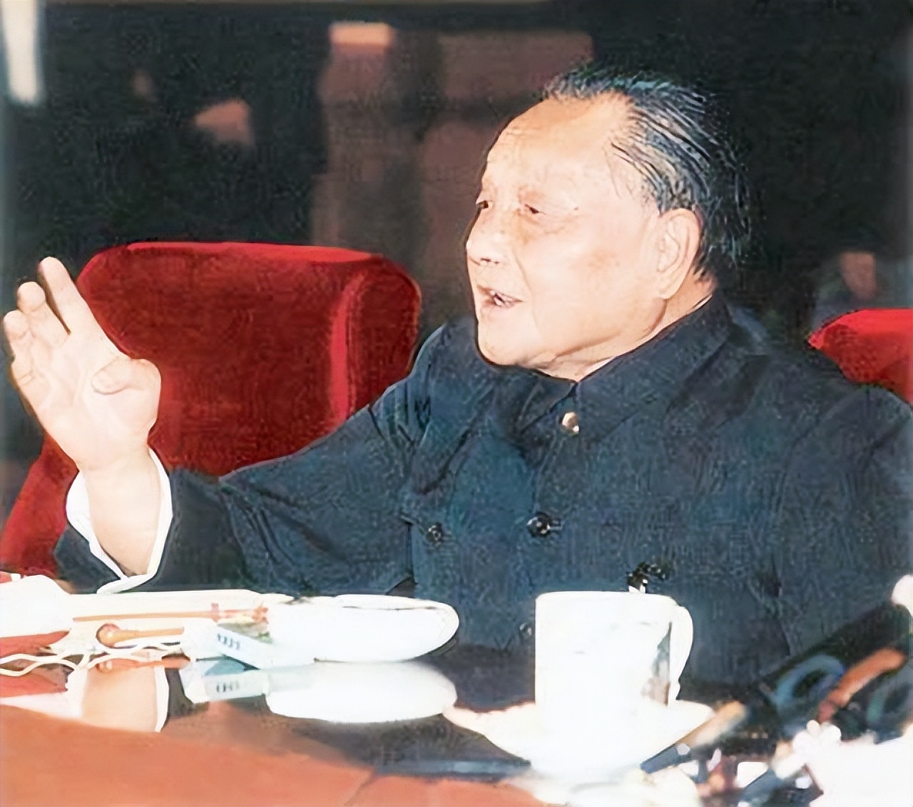 1994年春节，*小平邓**离开上海前对*菊黄**说：这是上海最后的机遇