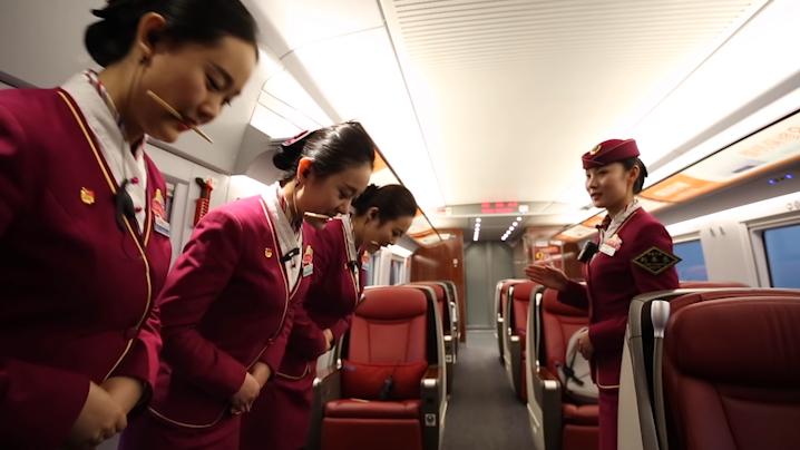 高铁乘务员月薪有8000多吗,高铁乘务员工资一般多少