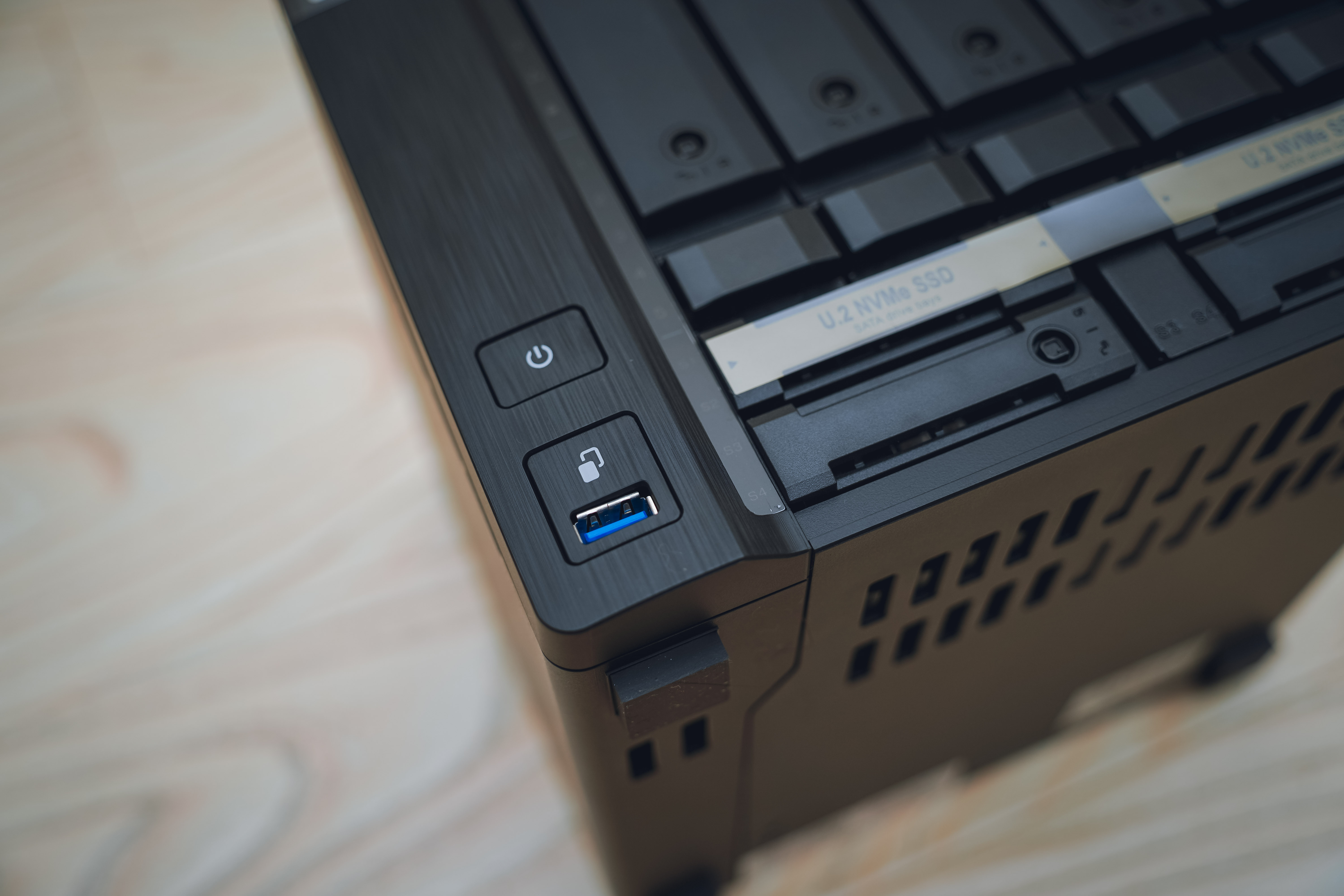 历史低价买到九盘位万兆NAS机皇：威联通TS-H973AX