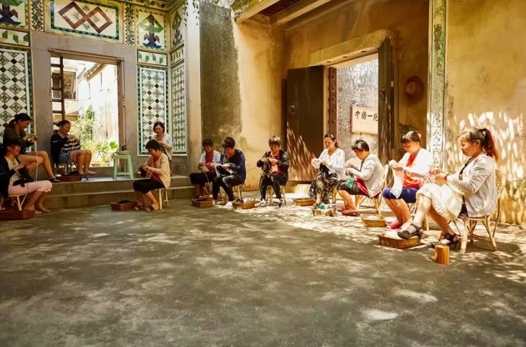 85后小伙辞职回乡织毛衣，年入500万，两登央视，一件毛衣卖8990，有何过人之处？