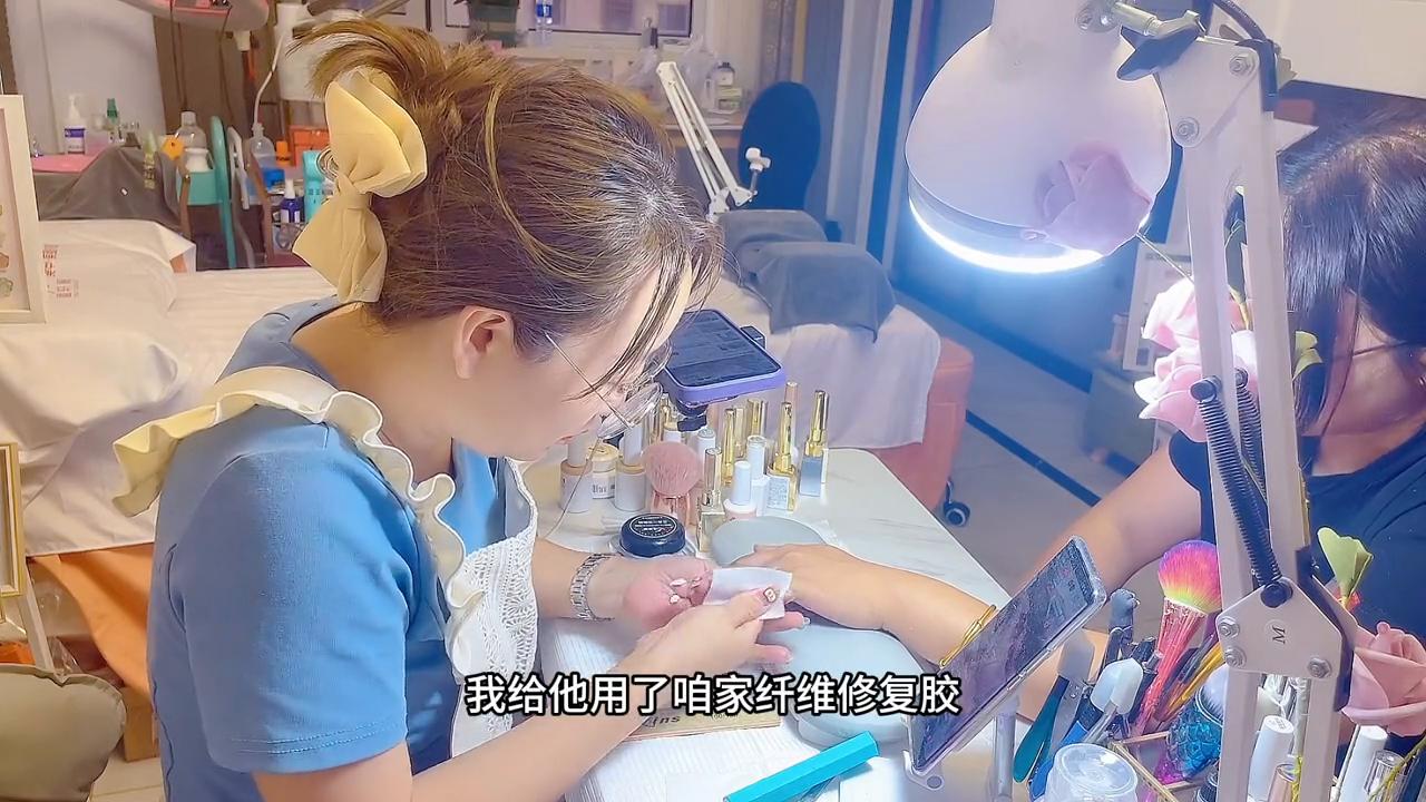 家庭美甲师一个月能赚多少钱,美甲师可以月入过万吗