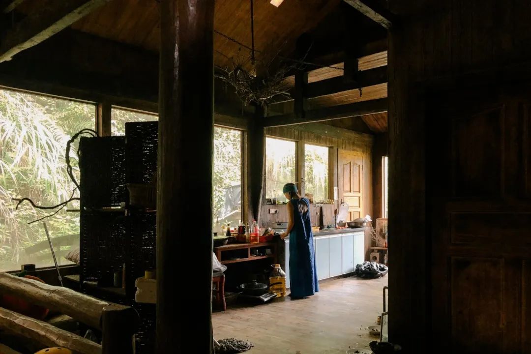 他在贵州租下200亩山谷，95后纷纷投奔：过不花钱的日子，很快乐