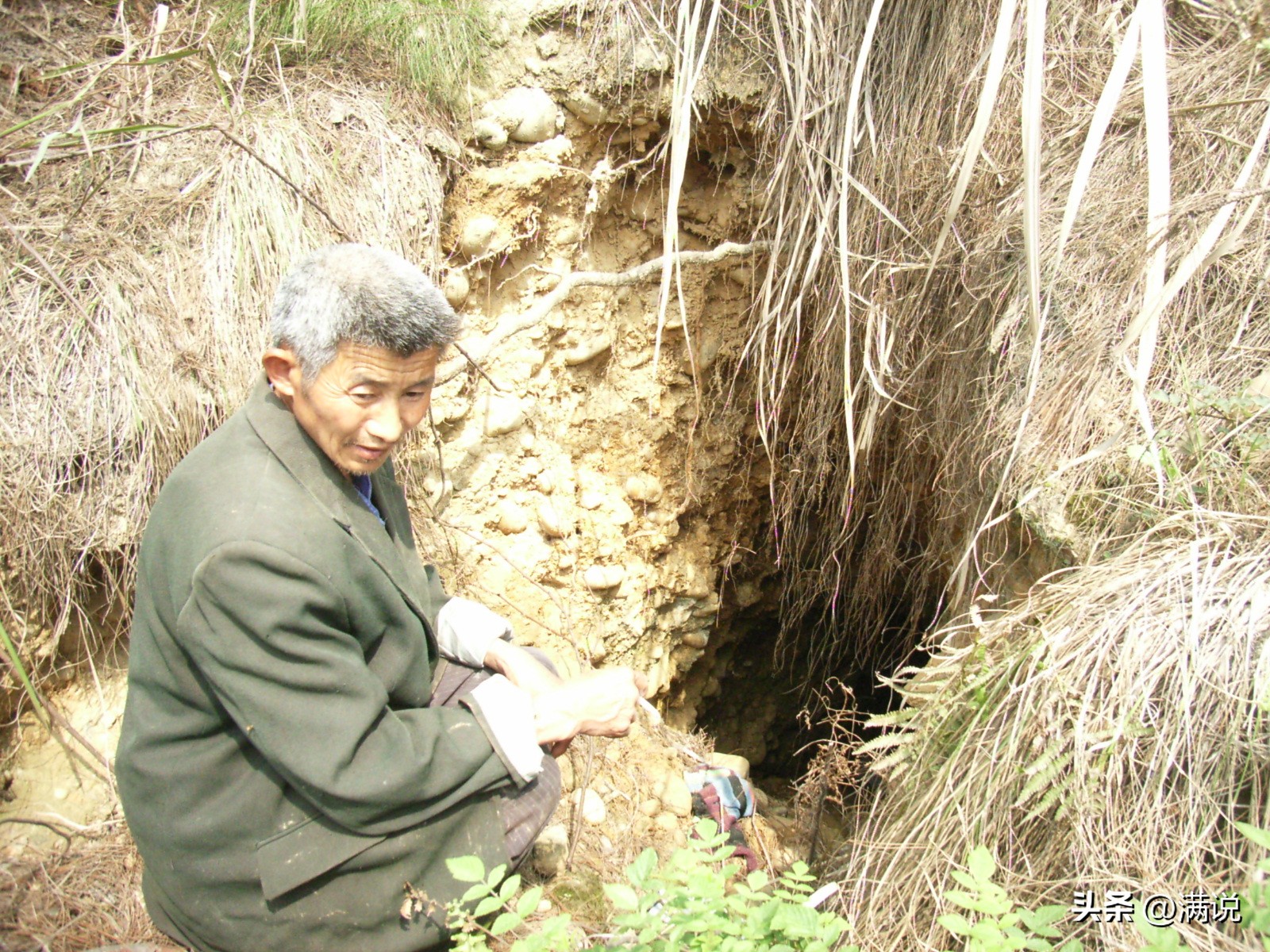 嘉陵江边7位农民一夜挖出黄金1斤2两，惊动了公安局