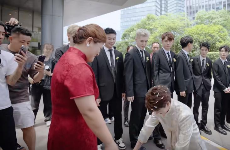 韩安冉4婚：老公亲脚做仰卧起坐，下跪岳母太积极，殷世航递婚戒