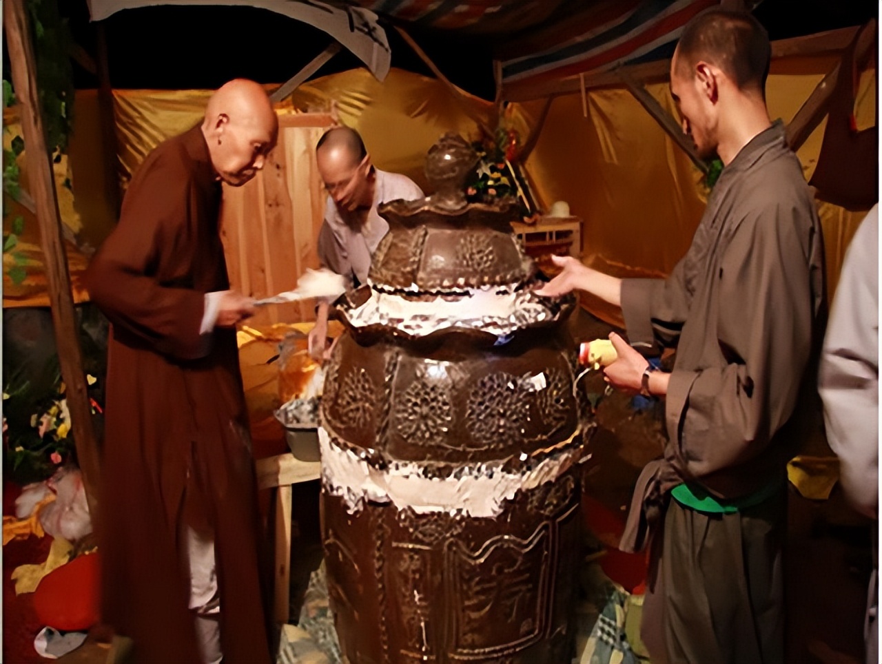 江西孝子为父亲遗体塑金身 (江西男子为父亲塑成金身)