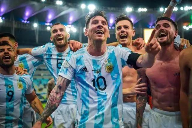 世界杯颁奖的空姐,中国空姐见证梅西颁奖