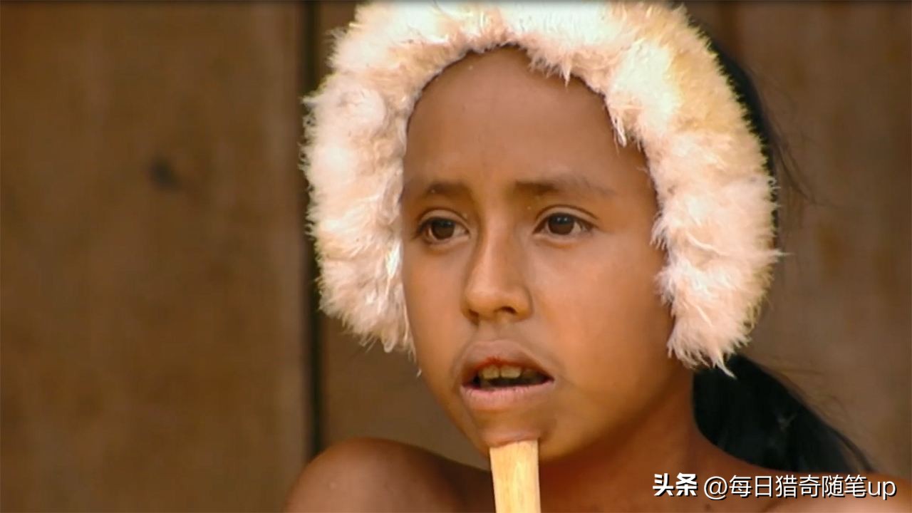 古埃及人为什么下巴要插木棍,亚马逊原始部落下巴穿木棍