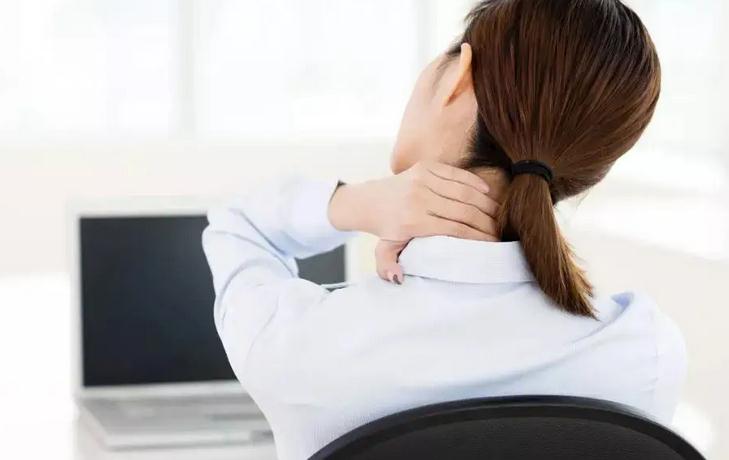 脖子扭到筋会影响大脑吗,脖子扭到筋了躺着比较好还是坐着