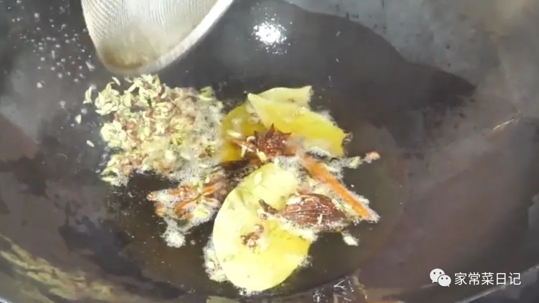 调肉馅时，一定要多加这两种水，馅料不腥，肉质鲜嫩多汁，真香