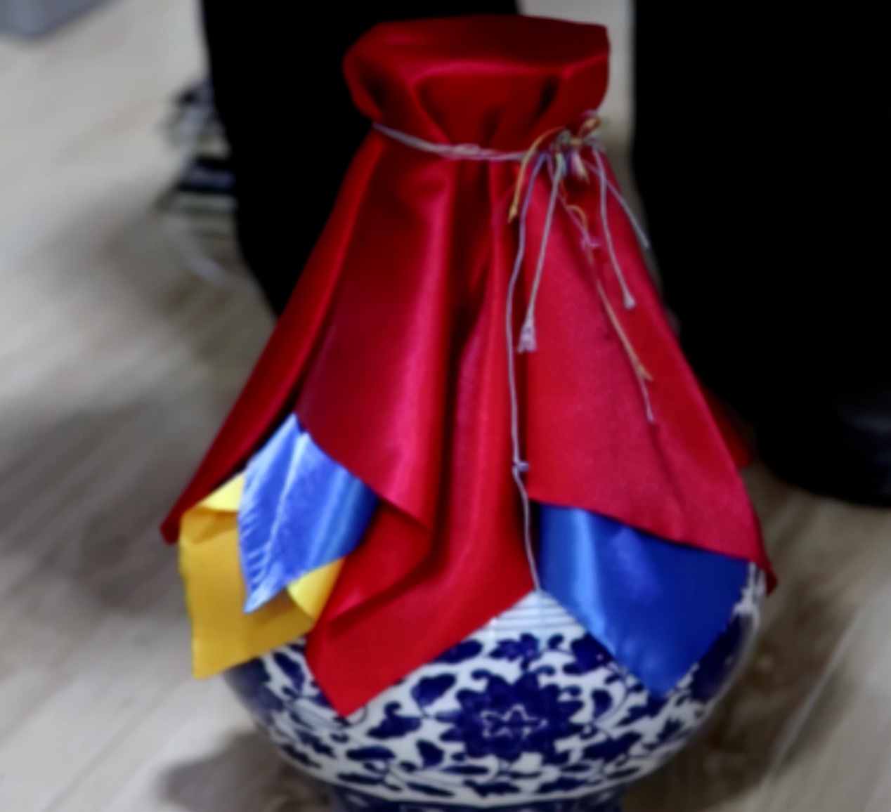 “假活佛”王兴夫：10年骗2亿，毒誓控制女弟子，被捕时自扇耳光