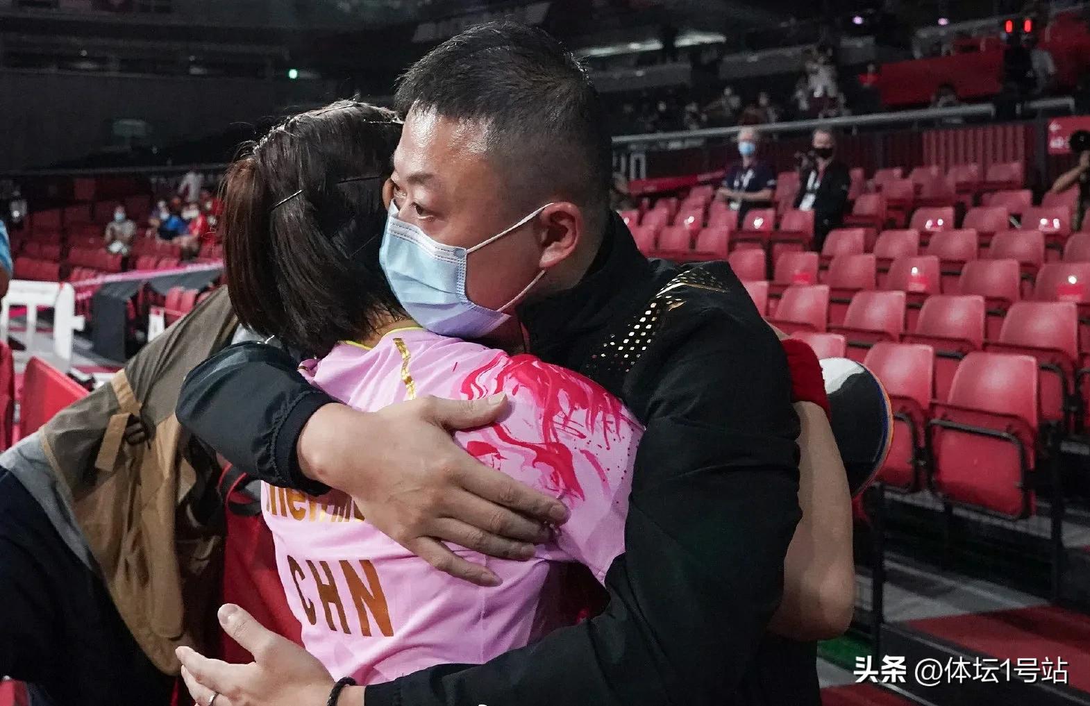 马琳调侃,国乒女团夺冠马琳机智打断陈梦