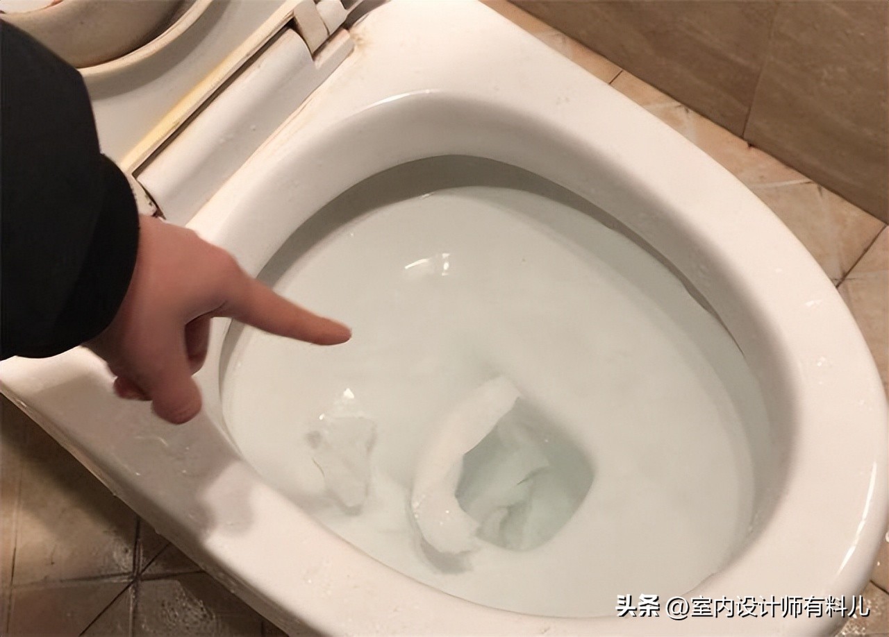 马桶用久了冲劲小了怎么办,马桶冲水无力倒一盆水才能冲下去