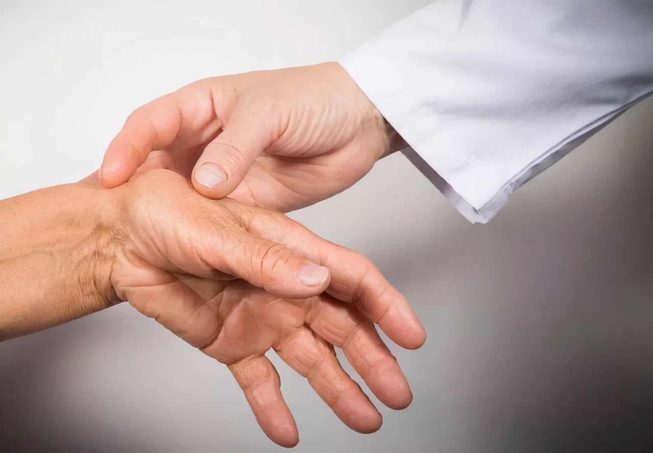 早上起床手指麻木不能动是怎么了,起床后手指僵硬发麻是什么原因