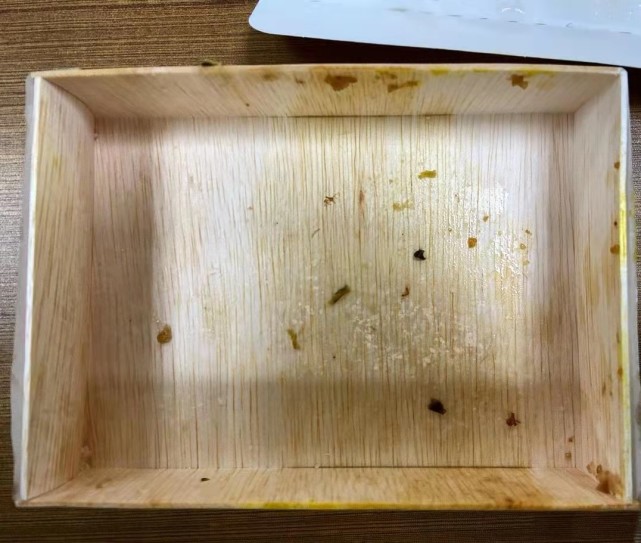 他崩溃：木盒便当吃到最后，饭粒很难挖干净！网民分享正确吃法