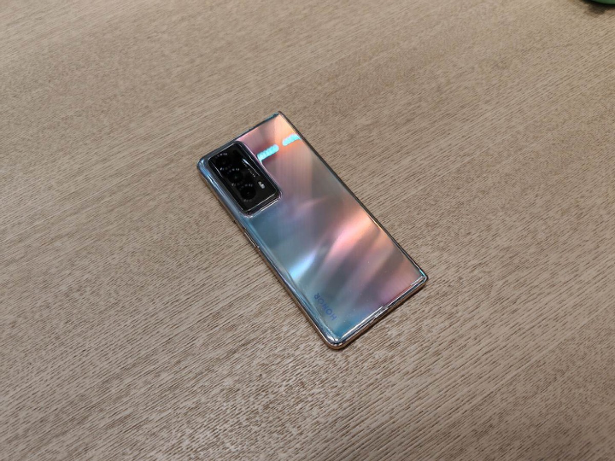 荣耀MagicV2折叠屏测评，5大亮点和2个缺点，8999值得冲吗？