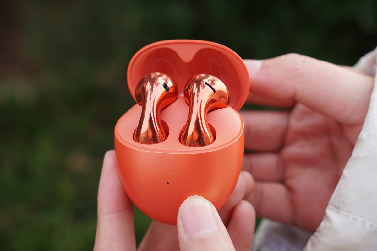 华为耳机freebuds5蓝色试戴效果,华为水滴耳机freebuds5值得买吗