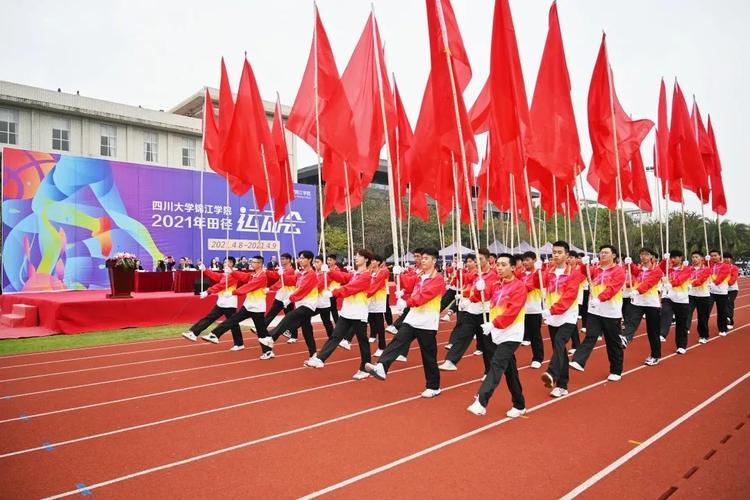 运动会举牌女生惊艳全场红裙子,运动会举牌女孩好惊艳