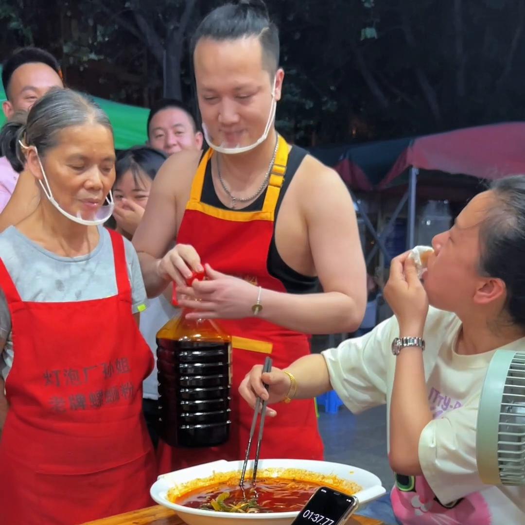 这是三碗一两和三两不同哦湖南美女居然也敢挑战？真是厉...