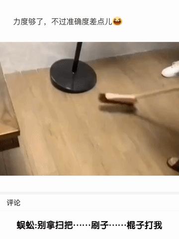 姑娘看起来外表美丽，其实裤袜已经掉到大腿根了！场面一度很尴尬