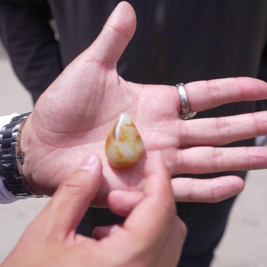 〖NO.239〗收获一枚20克水滴型聚洒金皮黄白种籽料...