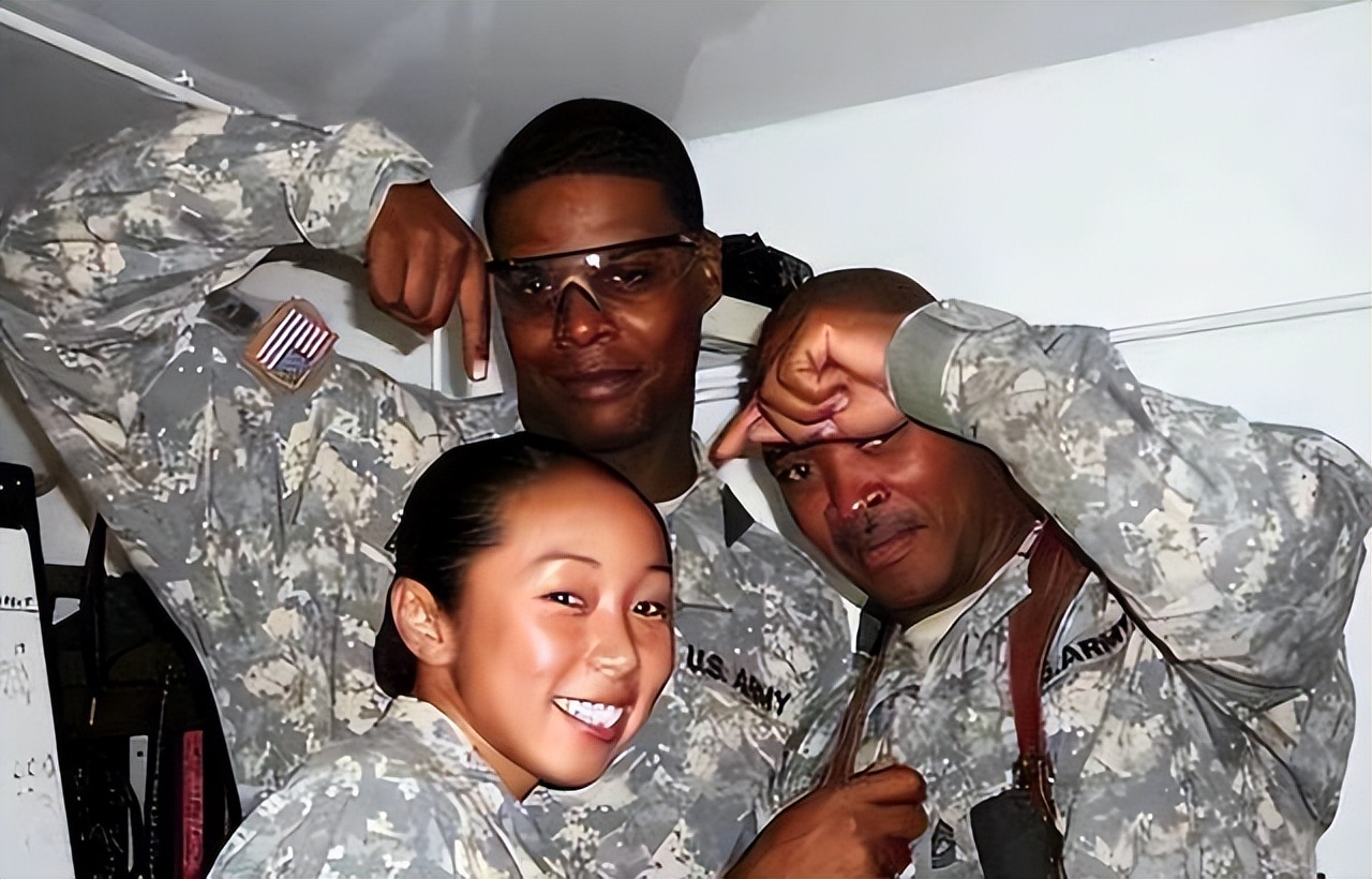 华人女兵在美军舰上干什么,美军华裔女兵向中国海警喊话