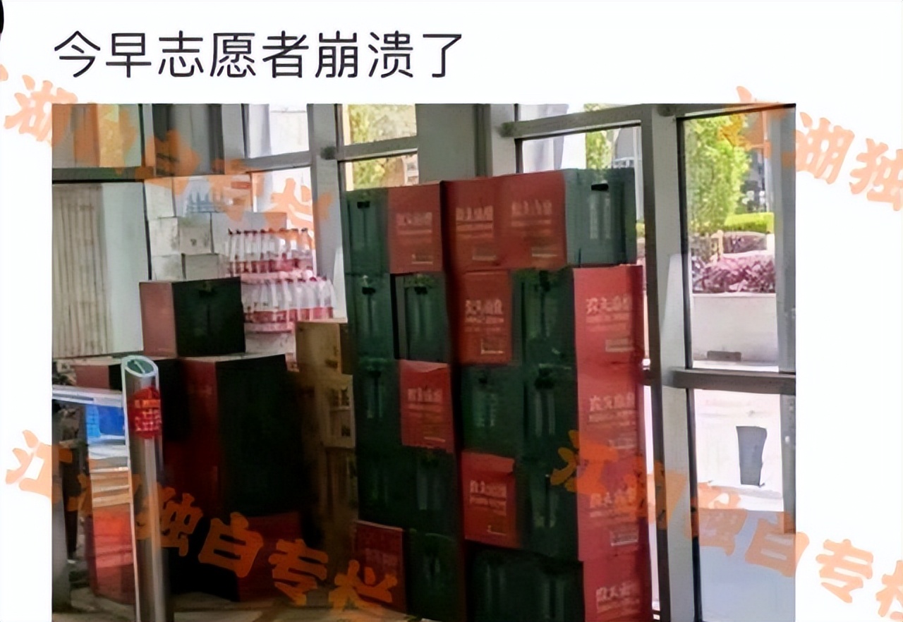 上海奇怪的一幕：团购的饮料成堆，志愿者拒绝搬运