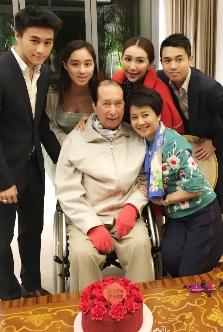 高调亮相戛纳，章泽天真没怀三胎？