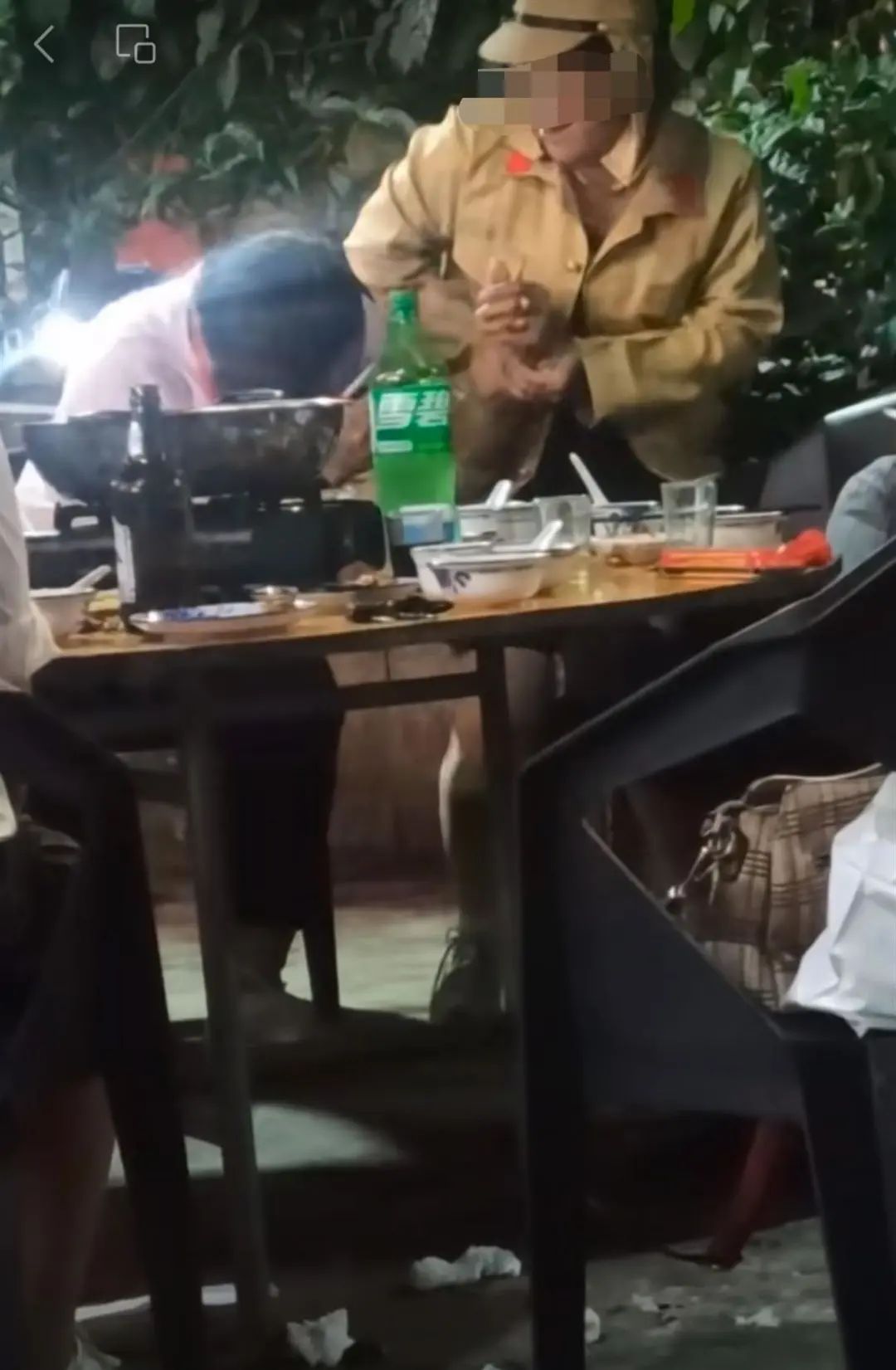 女子穿日本军服在夜市,女子穿仿制日本军服嬉闹被拘