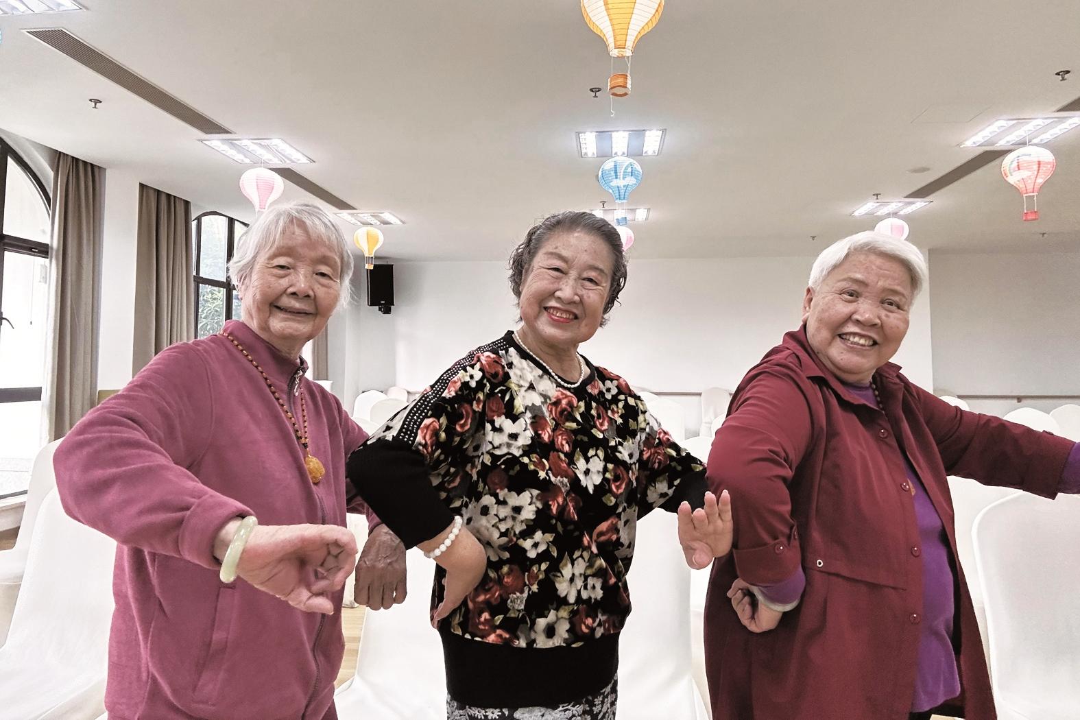 越来越多年轻人加入老年旅游团,年轻人组团生活