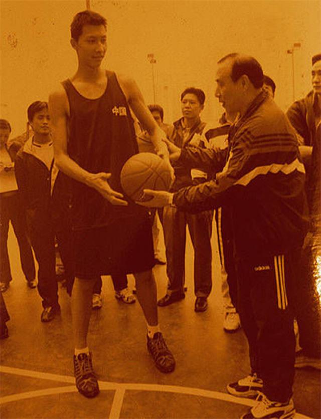 易建联：娶巴西足球宝贝荆灵，婚后连生两胎，如今妻儿都定居美国