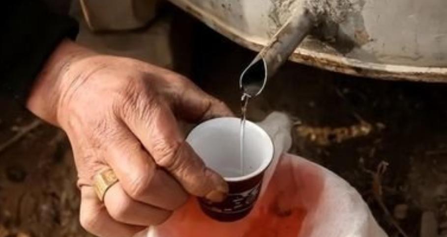 农村小伙自己酿白酒,大爷为喝好酒竟自购设备