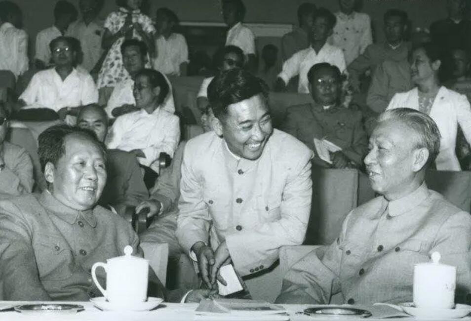 *少奇刘**之子无资格参加高考，给*小平邓**写信抱怨，*小平邓**如何回复？